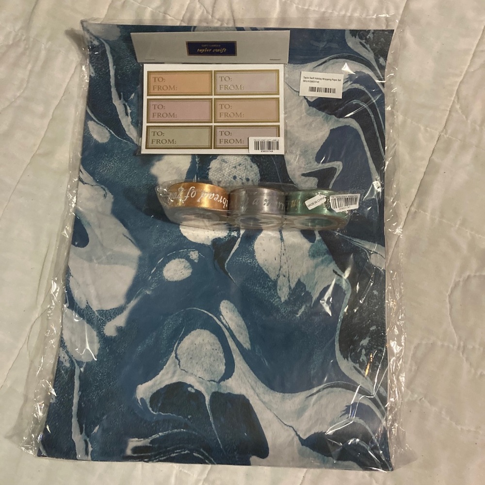 NWT - Taylor Swift Wrapping Paper Set
